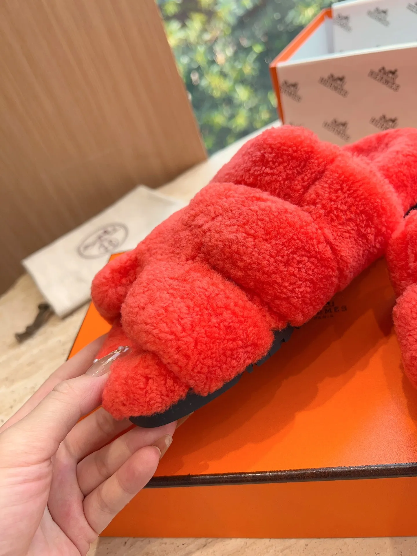 👟👟Ex-factory price 500👟👟 (Top version) Hermes Hermès Second Uncle Fur Slippers Can be made without standard: [Note: No standard needs to be customized] In 2024, the official website and Xiaohongshu will synchronize the latest color matching Hermès hot models, upgraded workmanship, high quality! Fashionable small wool H-slip autumn and winter style flat-soled wool mop. Fabric: Imported lamb's roll real wool. Lining: Imported lamb's roll real wool. Outsole: Genuine leather outsole. Size: 35-43, [Note: 41, 42, 43 customized]